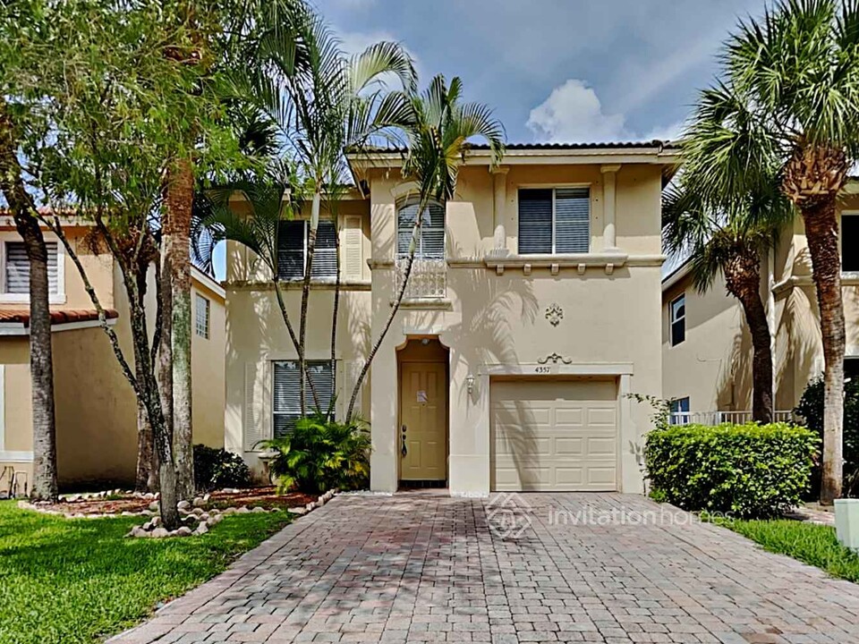 4357 Lake Lucerne Cir in West Palm Beach, FL - Foto de edificio