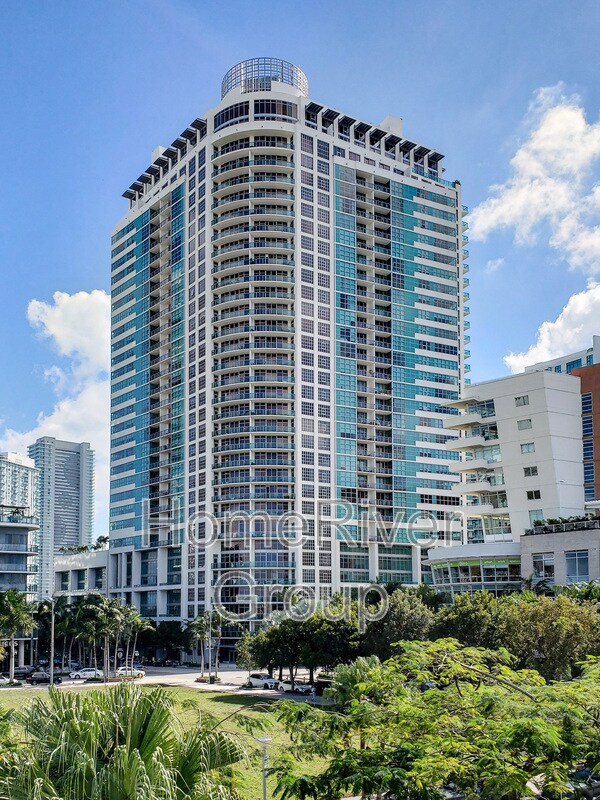 90 SW 3rd St in Miami, FL - Building Photo - Building Photo