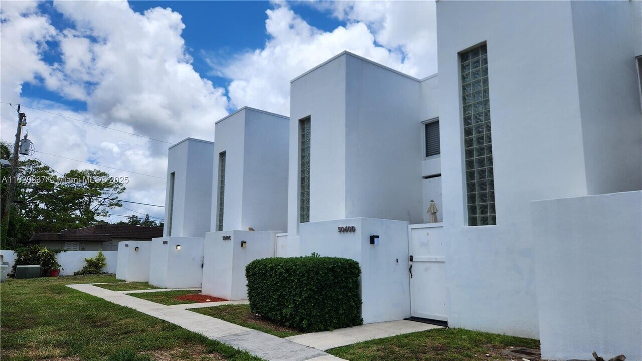 5060 Elmhurst Rd in West Palm Beach, FL - Building Photo