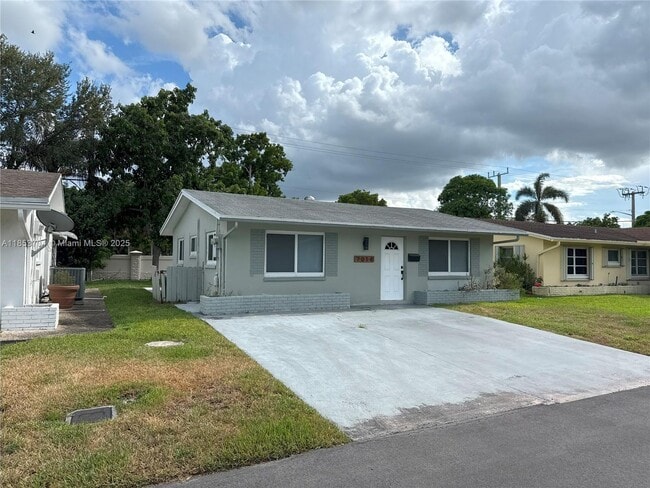 7014 NW 57th Ct in Tamarac, FL - Building Photo - Building Photo