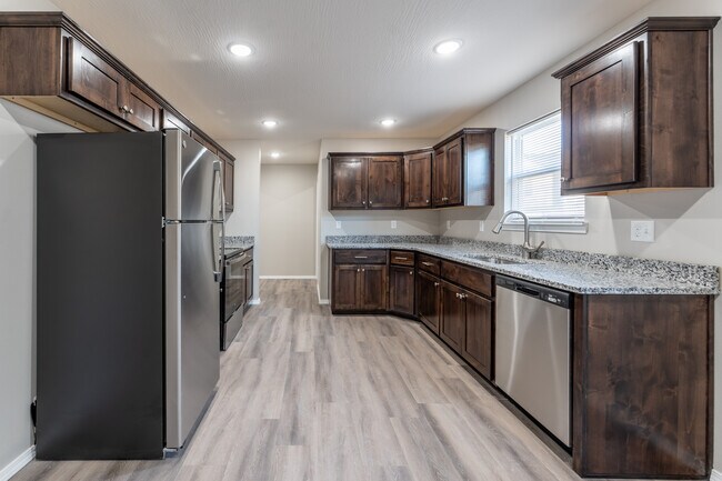 Oakwood Heights Townhomes in Republic, MO - Foto de edificio - Building Photo