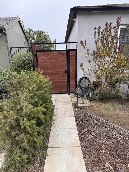 1726 Bryn Mawr Ave in Santa Monica, CA - Building Photo