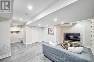 6 Stonebridge Blvd in Toronto, ON - Building Photo - Building Photo