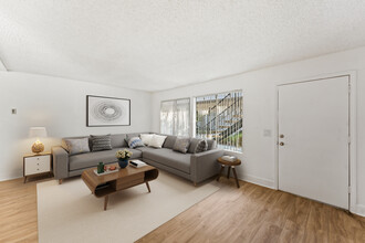 Las Palmas Apartments (RUBS) in Vista, CA - Building Photo - Building Photo