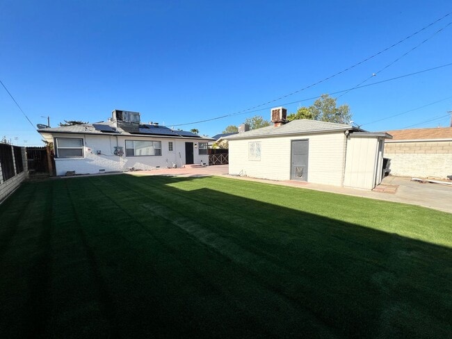 1937 Sycamore Dr in Wasco, CA - Foto de edificio - Building Photo