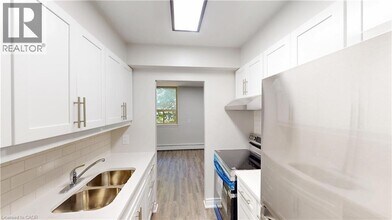 3189 King St E in Kitchener, ON - Building Photo - Building Photo