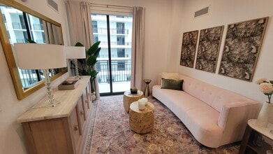 2020 Monroe St, Unit B2 in Hollywood, FL - Building Photo - Building Photo