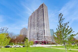 2800 N Lake Shore Dr, Unit 1613 in Chicago, IL - Building Photo