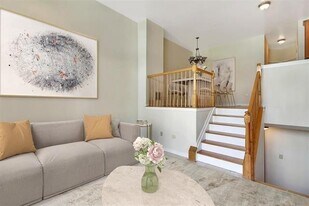 268 Roslyn Ct in West New York, NJ - Building Photo