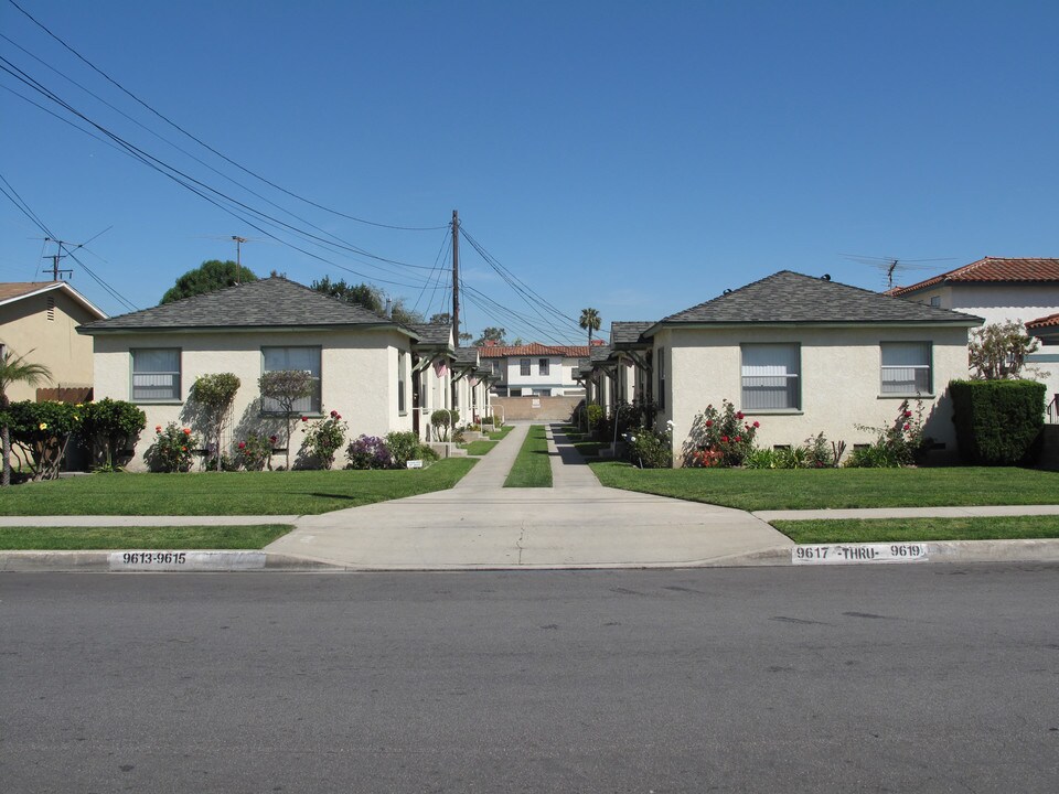 9613 Ramona St in Bellflower, CA - Building Photo