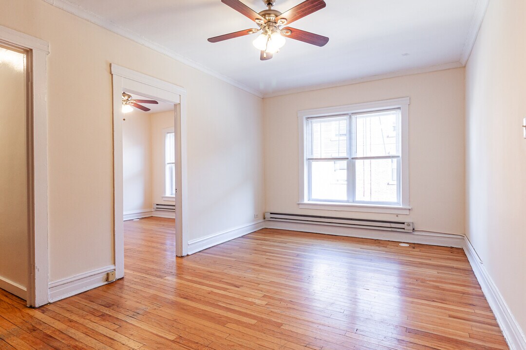 951 W Cornelia Ave, Unit 2D in Chicago, IL - Foto de edificio