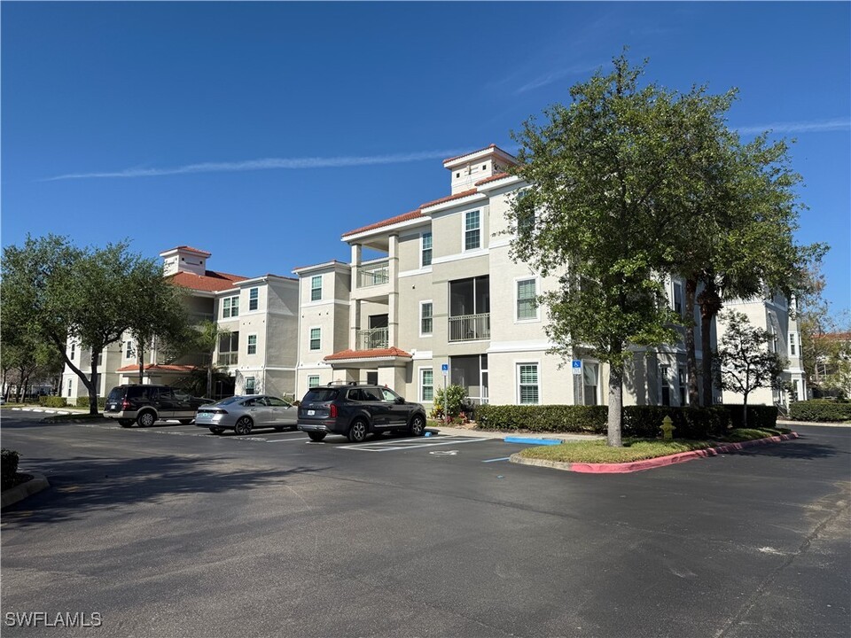 23640 Walden Center Dr in Bonita Springs, FL - Foto de edificio