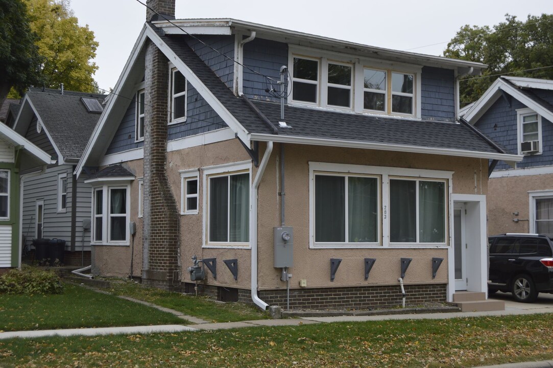 203 4th Ave S in Clear Lake, IA - Building Photo