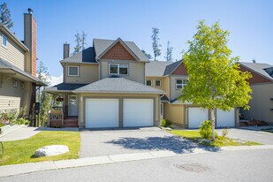 111 Middle Springs Dr in Banff, AB - Building Photo