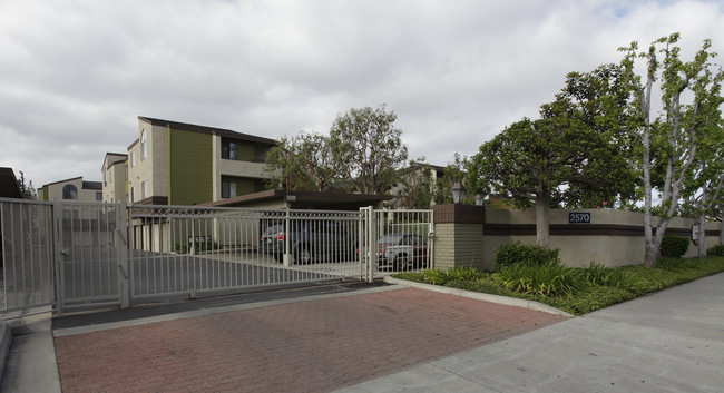 Lincoln Court Apartments in Anaheim, CA - Foto de edificio - Building Photo