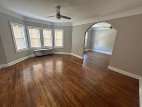 Spacious Apartment for Rent in Edgewater! in Lakewood, OH - Foto de edificio - Building Photo