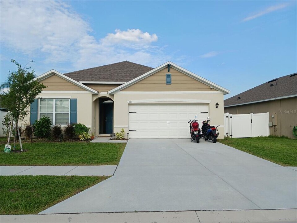 563 Honey Bell Rd in Winter Haven, FL - Building Photo