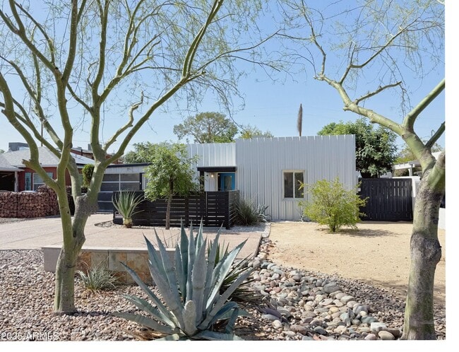 2237 E Cambridge Ave in Phoenix, AZ - Building Photo - Building Photo
