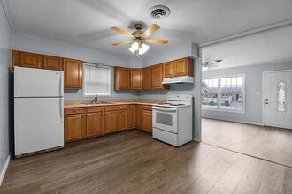 1400 Brushey Grove Ave in Wood River, IL - Building Photo - Building Photo