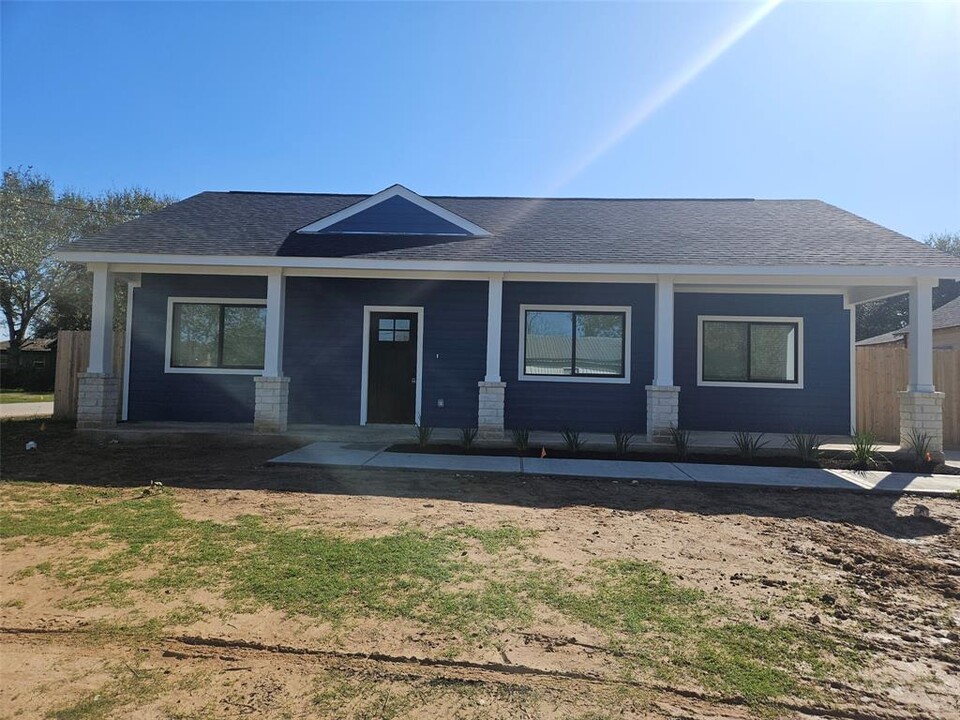 300 2nd St in Eagle Lake, TX - Building Photo