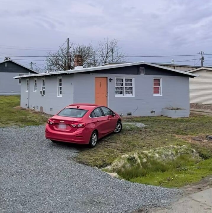 103 E 3rd St in Kenly, NC - Building Photo
