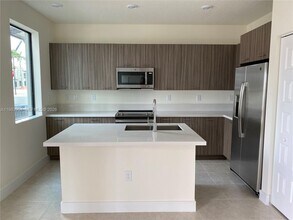 8379 Central Park Blvd in Doral, FL - Building Photo - Building Photo