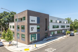 301 D Apartments in West Sacramento, CA - Foto de edificio - Building Photo