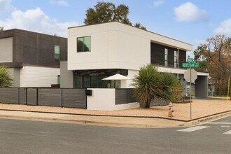 900 W Live Oak St in Austin, TX - Building Photo - Building Photo
