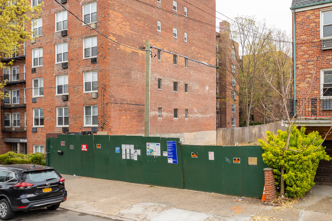 14414 38th Ave in Flushing, NY - Building Photo