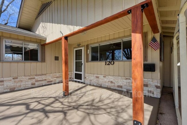 120 Travis St in Kerrville, TX - Building Photo - Building Photo
