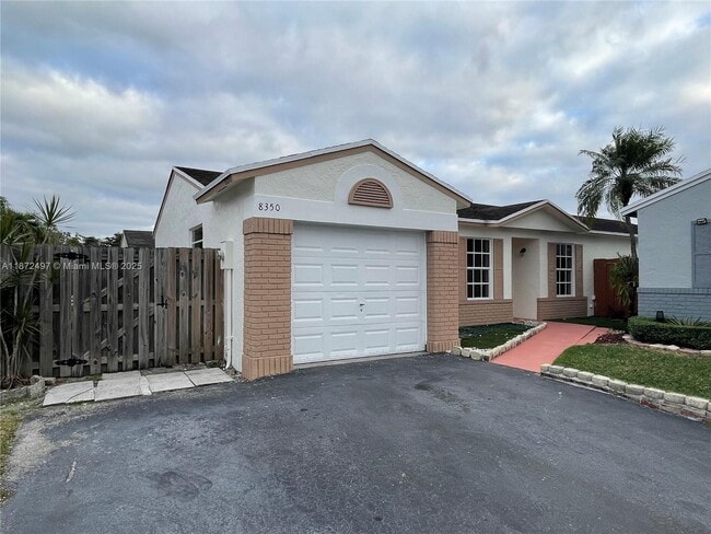 8350 NW 193rd Ln in Hialeah, FL - Building Photo - Building Photo