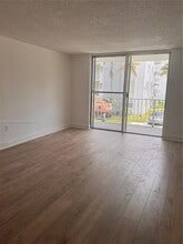 496 NW 165th St, Unit D216 in Miami, FL - Foto de edificio - Building Photo