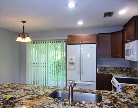 323 Cavanah Dr in Holly Hill, FL - Foto de edificio - Building Photo