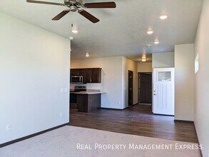 2 Bedroom 2 Bathroom Townhome w/ Attached Garage in Sioux Falls, SD - Building Photo - Building Photo