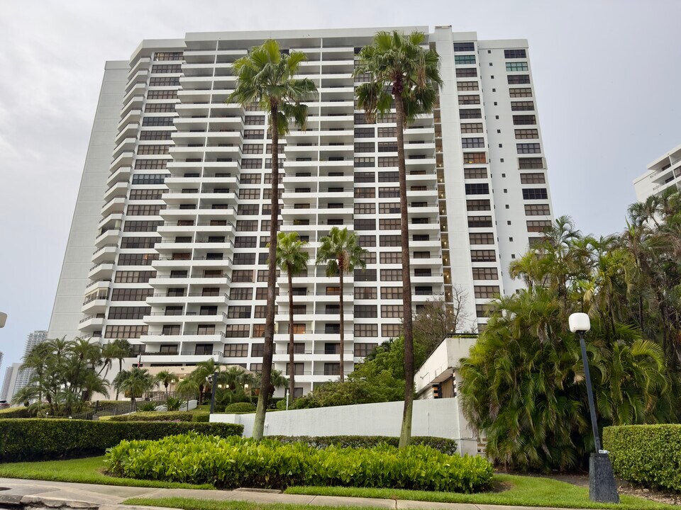 2500 Parkview Dr, Unit 1909 in Hallandale Beach, FL - Building Photo
