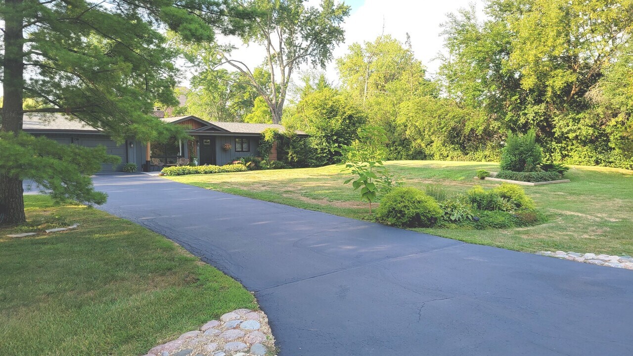 83 Wildwood Dr in Barrington, IL - Building Photo