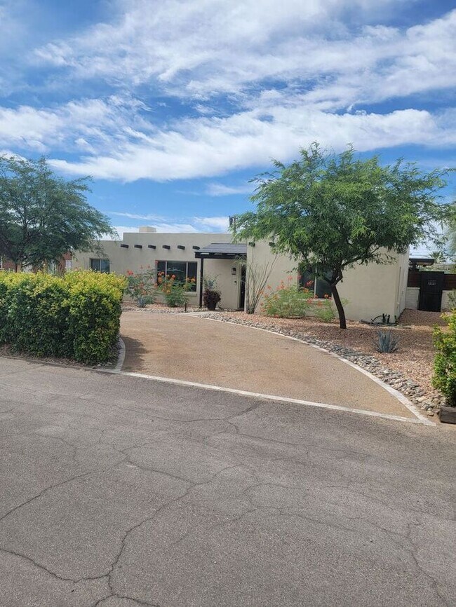 2158 E Grant Rd in Tucson, AZ - Building Photo - Building Photo