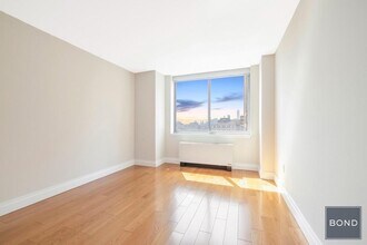 776 Sixth Avenue in New York, NY - Building Photo - Building Photo