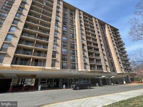 4600 S Four Mile Run Dr in Arlington, VA - Foto de edificio - Building Photo
