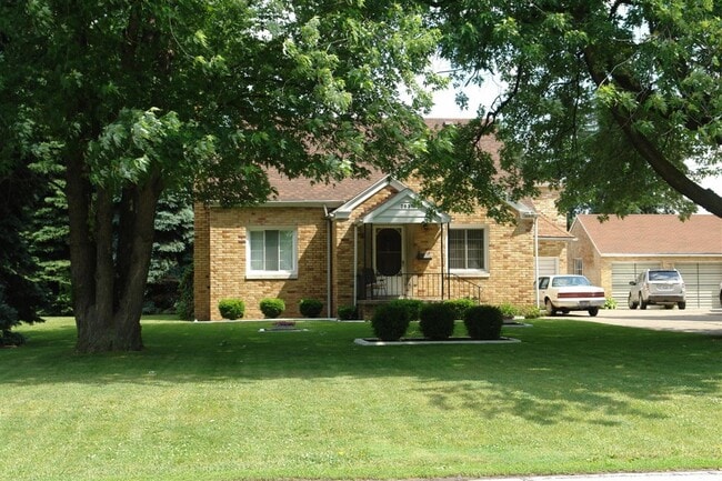 property at 2831 Starr Ave