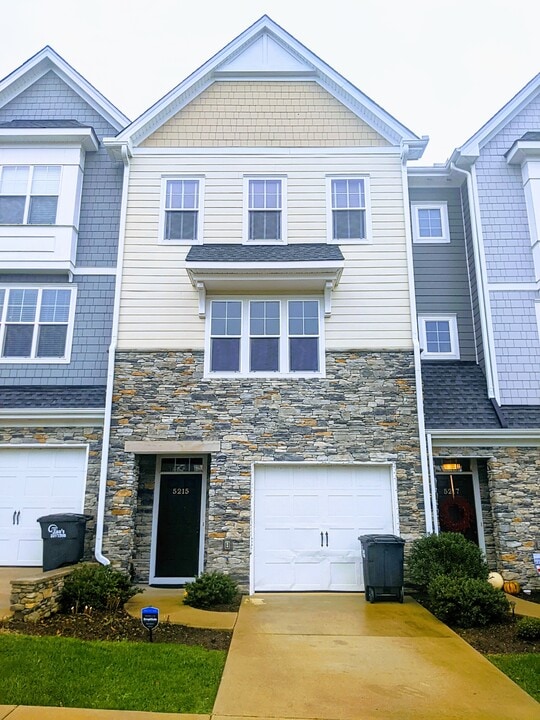 5215 Bedford Falls Cir in Glen Allen, VA - Building Photo