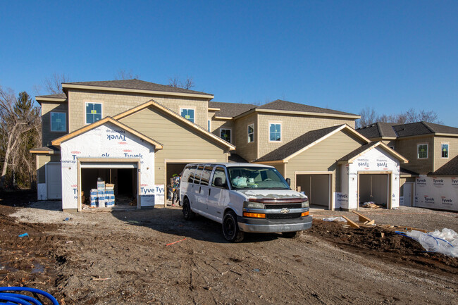 Golden Lane Luxury Townhomes in De Soto, KS - Building Photo - Building Photo