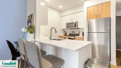 1055 N Anchor Way, Unit 354 in Portland, OR - Building Photo - Building Photo