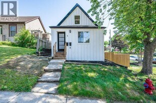 4 Royal Ave in Hamilton, ON - Building Photo