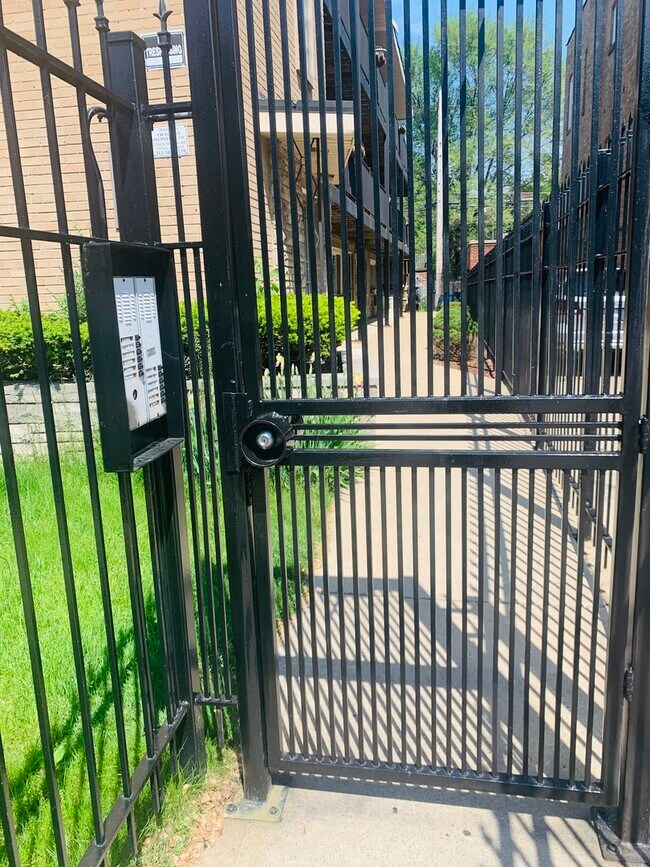 6947 S Jeffery Blvd-Unit -2F in Chicago, IL - Building Photo - Building Photo