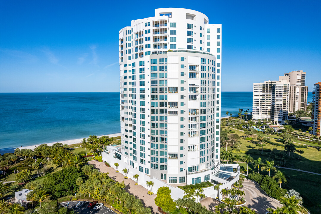 Regent Condominiums in Naples, FL - Building Photo