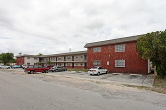 Pembroke Pines in Pembroke Pines, FL - Building Photo - Building Photo