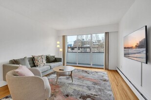 2225 W 8th Ave in Vancouver, BC - Building Photo