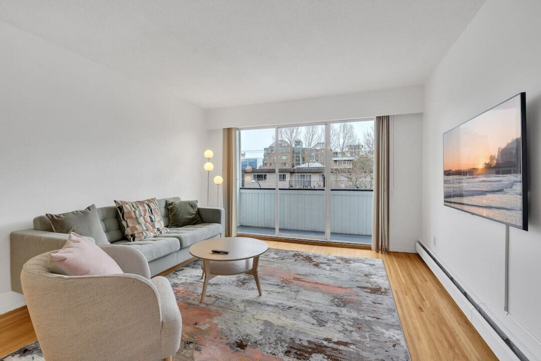2225 W 8th Ave in Vancouver, BC - Building Photo