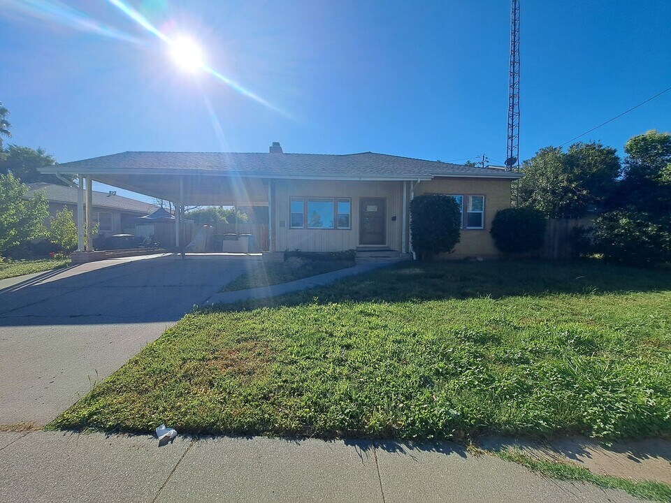 900 Newgate Way in Dixon, CA - Building Photo
